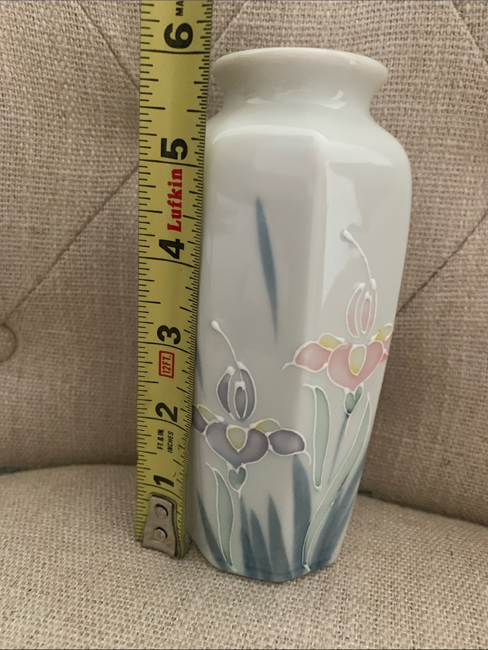 Otagiri White Porcelain Vase with Pastel Iris Motif- vintage Japan - Picture 3 of 4